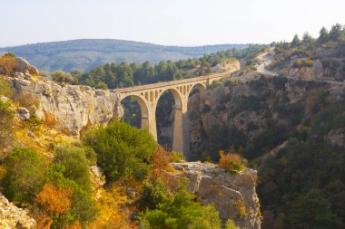 Dağ demiryolu köprüsü panoraması. Dağ demiryolu köprüsü görünümü. Dağlarda demiryolu köprüsü. Dağ demiryolu köprü sahnesi