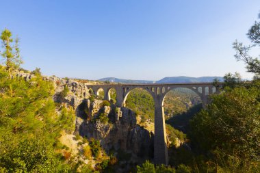Dağ demiryolu köprüsü panoraması. Dağ demiryolu köprüsü görünümü. Dağlarda demiryolu köprüsü. Dağ demiryolu köprü sahnesi