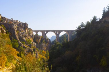 Dağ demiryolu köprüsü panoraması. Dağ demiryolu köprüsü görünümü. Dağlarda demiryolu köprüsü. Dağ demiryolu köprü sahnesi