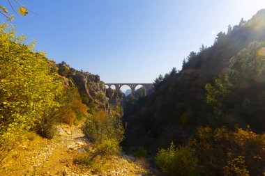 Dağ demiryolu köprüsü panoraması. Dağ demiryolu köprüsü görünümü. Dağlarda demiryolu köprüsü. Dağ demiryolu köprü sahnesi