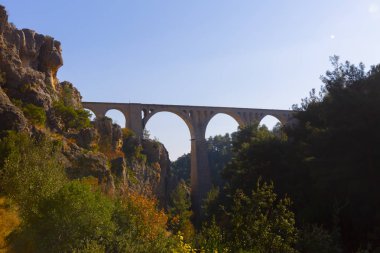 Dağ demiryolu köprüsü panoraması. Dağ demiryolu köprüsü görünümü. Dağlarda demiryolu köprüsü. Dağ demiryolu köprü sahnesi