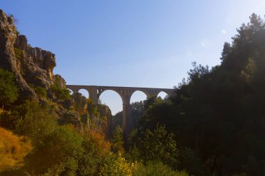 Dağ demiryolu köprüsü panoraması. Dağ demiryolu köprüsü görünümü. Dağlarda demiryolu köprüsü. Dağ demiryolu köprü sahnesi