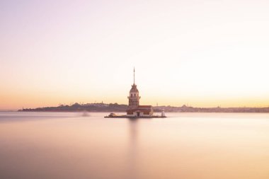 İstanbul, Türkiye 'nin sembolü Leander' s Tower olarak da bilinen ünlü Maiden 's Tower (Kiz Kulesi) ile Boğaz' ın üzerinde kızgın bir günbatımı. Duvar kağıdı veya rehber kitap için sahne yolculuğu arkaplanı
