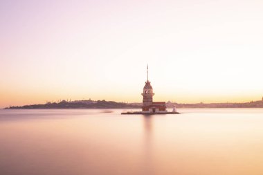 İstanbul, Türkiye 'nin sembolü Leander' s Tower olarak da bilinen ünlü Maiden 's Tower (Kiz Kulesi) ile Boğaz' ın üzerinde kızgın bir günbatımı. Duvar kağıdı veya rehber kitap için sahne yolculuğu arkaplanı