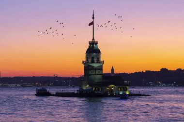 İstanbul, Türkiye 'nin sembolü Leander' s Tower olarak da bilinen ünlü Maiden 's Tower (Kiz Kulesi) ile Boğaz' ın üzerinde kızgın bir günbatımı. Duvar kağıdı veya rehber kitap için sahne yolculuğu arkaplanı