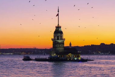 İstanbul, Türkiye 'nin sembolü Leander' s Tower olarak da bilinen ünlü Maiden 's Tower (Kiz Kulesi) ile Boğaz' ın üzerinde kızgın bir günbatımı. Duvar kağıdı veya rehber kitap için sahne yolculuğu arkaplanı