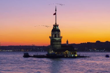 İstanbul, Türkiye 'nin sembolü Leander' s Tower olarak da bilinen ünlü Maiden 's Tower (Kiz Kulesi) ile Boğaz' ın üzerinde kızgın bir günbatımı. Duvar kağıdı veya rehber kitap için sahne yolculuğu arkaplanı