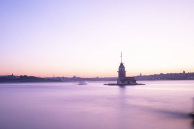 İstanbul, Türkiye 'nin sembolü Leander' s Tower olarak da bilinen ünlü Maiden 's Tower (Kiz Kulesi) ile Boğaz' ın üzerinde kızgın bir günbatımı. Duvar kağıdı veya rehber kitap için sahne yolculuğu arkaplanı