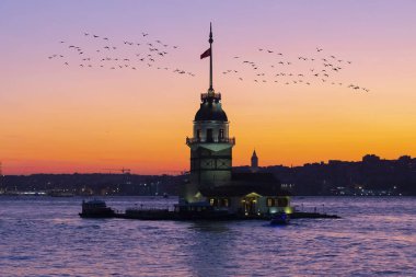İstanbul, Türkiye 'nin sembolü Leander' s Tower olarak da bilinen ünlü Maiden 's Tower (Kiz Kulesi) ile Boğaz' ın üzerinde kızgın bir günbatımı. Duvar kağıdı veya rehber kitap için sahne yolculuğu arkaplanı
