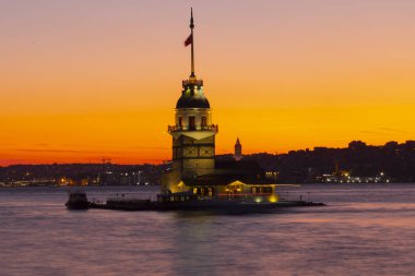 İstanbul, Türkiye 'nin sembolü Leander' s Tower olarak da bilinen ünlü Maiden 's Tower (Kiz Kulesi) ile Boğaz' ın üzerinde kızgın bir günbatımı. Duvar kağıdı veya rehber kitap için sahne yolculuğu arkaplanı