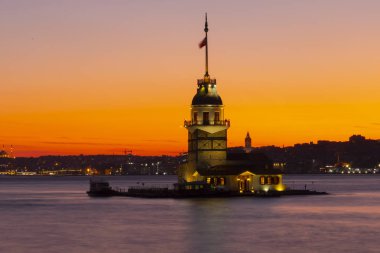 İstanbul, Türkiye 'nin sembolü Leander' s Tower olarak da bilinen ünlü Maiden 's Tower (Kiz Kulesi) ile Boğaz' ın üzerinde kızgın bir günbatımı. Duvar kağıdı veya rehber kitap için sahne yolculuğu arkaplanı