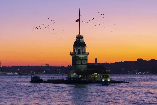 Vurige Zonsondergang Boven Bosporus Met Beroemde Maiden Tower Kiz Kulesi — Stockfoto