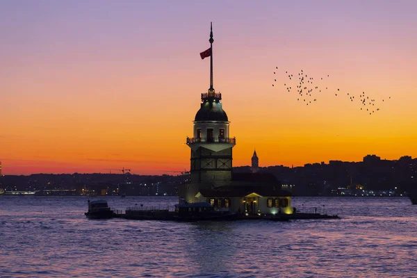 Pôr Sol Sobre Bósforo Com Famosa Torre Donzela Kiz Kulesi — Fotografia de Stock