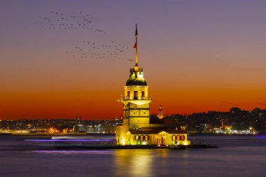 İstanbul, Türkiye 'nin sembolü Leander' s Tower olarak da bilinen ünlü Maiden 's Tower (Kiz Kulesi) ile Boğaz' ın üzerinde kızgın bir günbatımı. Duvar kağıdı veya rehber kitap için sahne yolculuğu arkaplanı