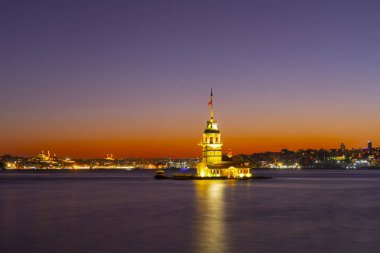 İstanbul, Türkiye 'nin sembolü Leander' s Tower olarak da bilinen ünlü Maiden 's Tower (Kiz Kulesi) ile Boğaz' ın üzerinde kızgın bir günbatımı. Duvar kağıdı veya rehber kitap için sahne yolculuğu arkaplanı
