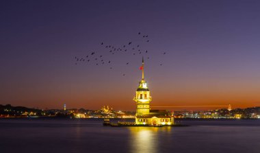 İstanbul, Türkiye 'nin sembolü Leander' s Tower olarak da bilinen ünlü Maiden 's Tower (Kiz Kulesi) ile Boğaz' ın üzerinde kızgın bir günbatımı. Duvar kağıdı veya rehber kitap için sahne yolculuğu arkaplanı