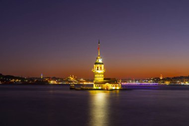 İstanbul, Türkiye 'nin sembolü Leander' s Tower olarak da bilinen ünlü Maiden 's Tower (Kiz Kulesi) ile Boğaz' ın üzerinde kızgın bir günbatımı. Duvar kağıdı veya rehber kitap için sahne yolculuğu arkaplanı