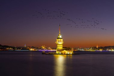 İstanbul, Türkiye 'nin sembolü Leander' s Tower olarak da bilinen ünlü Maiden 's Tower (Kiz Kulesi) ile Boğaz' ın üzerinde kızgın bir günbatımı. Duvar kağıdı veya rehber kitap için sahne yolculuğu arkaplanı