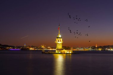 İstanbul, Türkiye 'nin sembolü Leander' s Tower olarak da bilinen ünlü Maiden 's Tower (Kiz Kulesi) ile Boğaz' ın üzerinde kızgın bir günbatımı. Duvar kağıdı veya rehber kitap için sahne yolculuğu arkaplanı