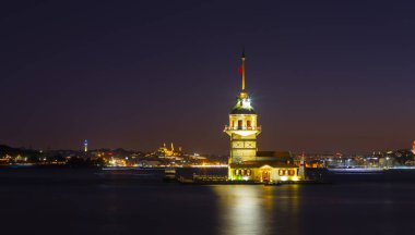 İstanbul, Türkiye 'nin sembolü Leander' s Tower olarak da bilinen ünlü Maiden 's Tower (Kiz Kulesi) ile Boğaz' ın üzerinde kızgın bir günbatımı. Duvar kağıdı veya rehber kitap için sahne yolculuğu arkaplanı