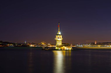 İstanbul, Türkiye 'nin sembolü Leander' s Tower olarak da bilinen ünlü Maiden 's Tower (Kiz Kulesi) ile Boğaz' ın üzerinde kızgın bir günbatımı. Duvar kağıdı veya rehber kitap için sahne yolculuğu arkaplanı