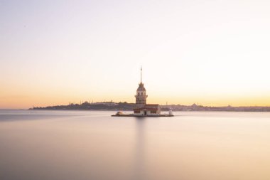 İstanbul, Türkiye 'nin sembolü Leander' s Tower olarak da bilinen ünlü Maiden 's Tower (Kiz Kulesi) ile Boğaz' ın üzerinde kızgın bir günbatımı. Duvar kağıdı veya rehber kitap için sahne yolculuğu arkaplanı