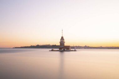 İstanbul, Türkiye 'nin sembolü Leander' s Tower olarak da bilinen ünlü Maiden 's Tower (Kiz Kulesi) ile Boğaz' ın üzerinde kızgın bir günbatımı. Duvar kağıdı veya rehber kitap için sahne yolculuğu arkaplanı