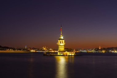 İstanbul, Türkiye 'nin sembolü Leander' s Tower olarak da bilinen ünlü Maiden 's Tower (Kiz Kulesi) ile Boğaz' ın üzerinde kızgın bir günbatımı. Duvar kağıdı veya rehber kitap için sahne yolculuğu arkaplanı