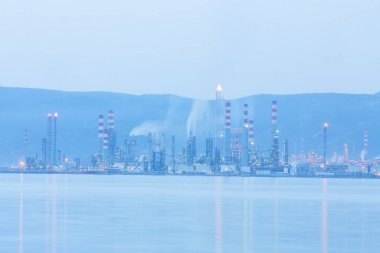 Tüpraş İzmit petrol rafinerisi. Tüpraş Türkiye'nin en büyük petrol rafinerisi,