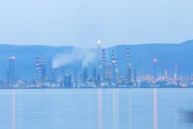 Tüpraş İzmit petrol rafinerisi. Tüpraş Türkiye'nin en büyük petrol rafinerisi,