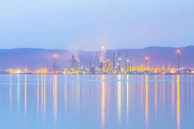 Tüpraş İzmit petrol rafinerisi. Tüpraş Türkiye'nin en büyük petrol rafinerisi,