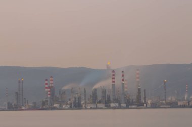 Tüpraş İzmit petrol rafinerisi. Tüpraş Türkiye'nin en büyük petrol rafinerisi,