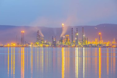 Tüpraş İzmit petrol rafinerisi. Tüpraş Türkiye'nin en büyük petrol rafinerisi,