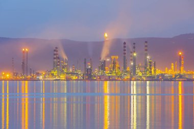 Tüpraş İzmit petrol rafinerisi. Tüpraş Türkiye'nin en büyük petrol rafinerisi,