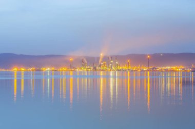 Tüpraş İzmit petrol rafinerisi. Tüpraş Türkiye'nin en büyük petrol rafinerisi,