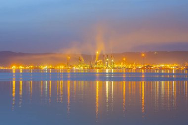 Tüpraş İzmit petrol rafinerisi. Tüpraş Türkiye'nin en büyük petrol rafinerisi,