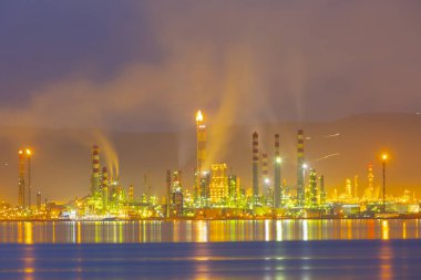 Tüpraş İzmit petrol rafinerisi. Tüpraş Türkiye'nin en büyük petrol rafinerisi,