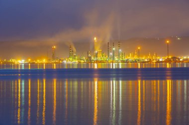 Tüpraş İzmit petrol rafinerisi. Tüpraş Türkiye'nin en büyük petrol rafinerisi,