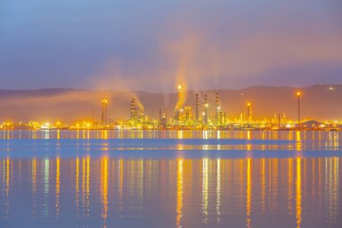 Tüpraş İzmit petrol rafinerisi. Tüpraş Türkiye'nin en büyük petrol rafinerisi,