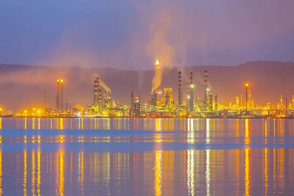 Tüpraş İzmit petrol rafinerisi. Tüpraş Türkiye'nin en büyük petrol rafinerisi,