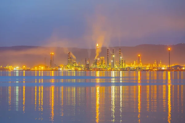 タプラス イズミット石油精製所タプラスはトルコ最大の石油精製所です — ストック写真