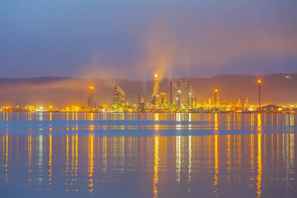 Tüpraş İzmit petrol rafinerisi. Tüpraş Türkiye'nin en büyük petrol rafinerisi,