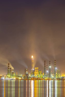 Tüpraş İzmit petrol rafinerisi. Tüpraş Türkiye'nin en büyük petrol rafinerisi,