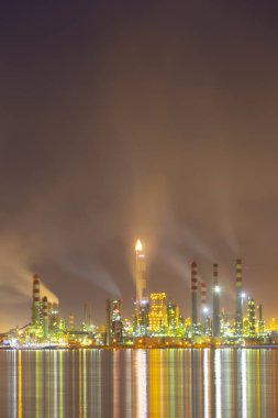 Tüpraş İzmit petrol rafinerisi. Tüpraş Türkiye'nin en büyük petrol rafinerisi,