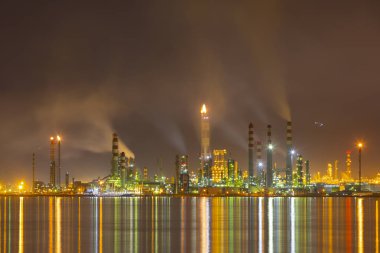 Tüpraş İzmit petrol rafinerisi. Tüpraş Türkiye'nin en büyük petrol rafinerisi,