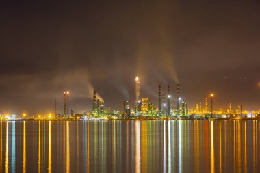 Tüpraş İzmit petrol rafinerisi. Tüpraş Türkiye'nin en büyük petrol rafinerisi,