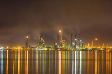 Tüpraş İzmit petrol rafinerisi. Tüpraş Türkiye'nin en büyük petrol rafinerisi,