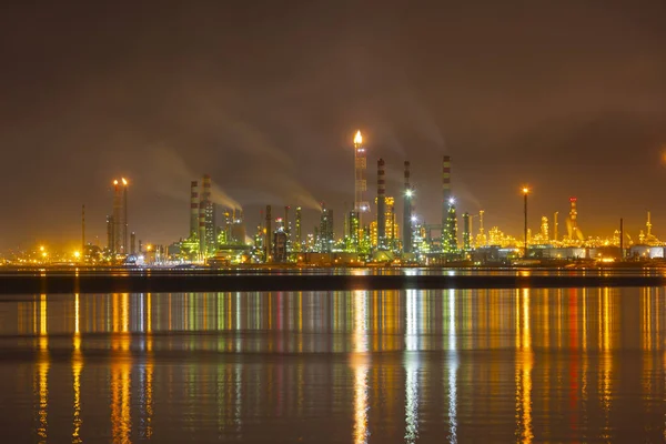 Tüpraş İzmit petrol rafinerisi. Tüpraş Türkiye'nin en büyük petrol rafinerisi,