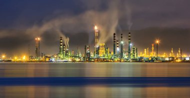 İzmit'te denizde petrol rafinerisi fabrikası. Petrol rafinerisi imalatı nda petrokimya tesisi yapısı. Tüpraş İzmit petrol rafinerisi. Tüpraş Türkiye'nin en büyük petrol rafinerisi.