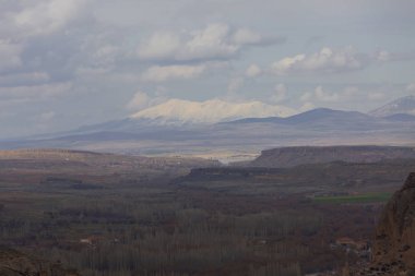 Kapadokya'daki Ihlara Vadisi. Ihlara Vadisi (Peristrema Manastırı) veya Ihlara Geçidi, Türkiye'nin yürüyüş gezileri için en ünlü vadisidir.